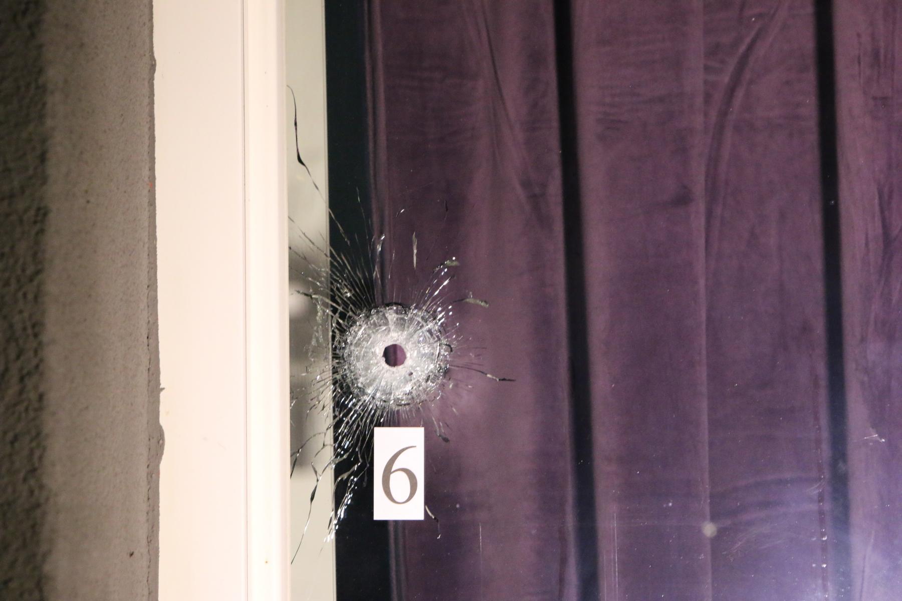 Der Täter gab mehrere Schüsse auf das Lokal ab.