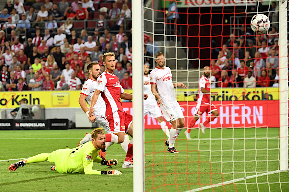 Sebastian Andersson sieht seinen Ball ins Tor fliegen. Die Kölner um Torwart Timo Horn schalten schon auf Enttäuschung.