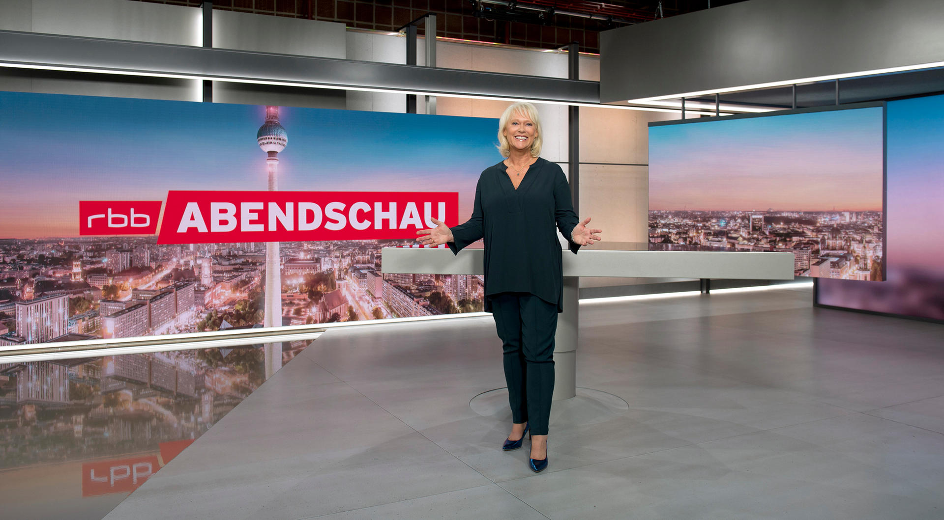 Cathrin Böhme moderiert die Jubiläumssendung aus dem neuen Studio. Dann verabschiedet sie sich hinter die Kamera.