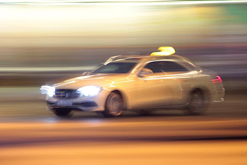 Auf der Flucht vor der Polizei rast ein Taxi durch Berlin.