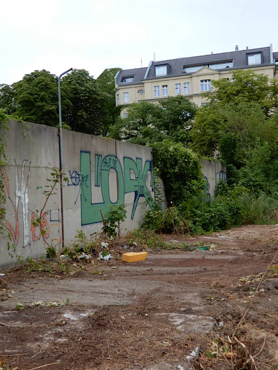 So sieht es heute aus, das neu entdeckte Mauer-Stück an der Ida-von Arnim-Straße.