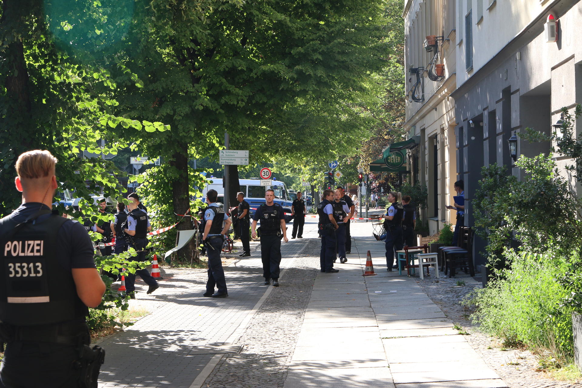 Die Urbanstraße in Kreuzberg: Ein Mann (30) schoss am Sonntag auf eine Bar.