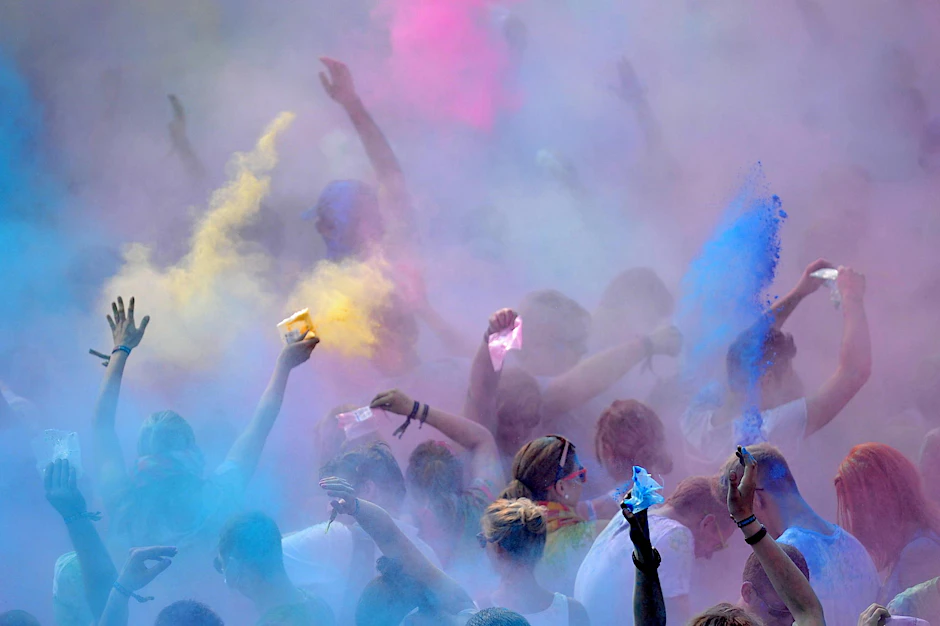 Bunter Farbnebel: Beim Holi Festival bestreichen oder bestreuen sich die Anwesenden mit Farbpulver. 
