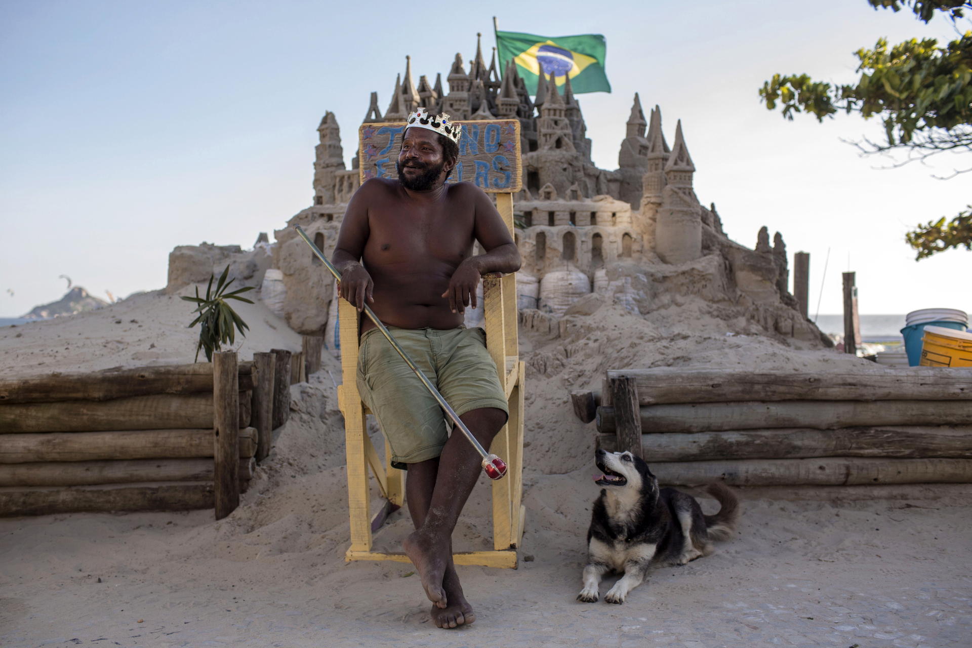 In Rio de Janeiro sitzt Marcio Mizael Matolias vor seiner Sandburg.