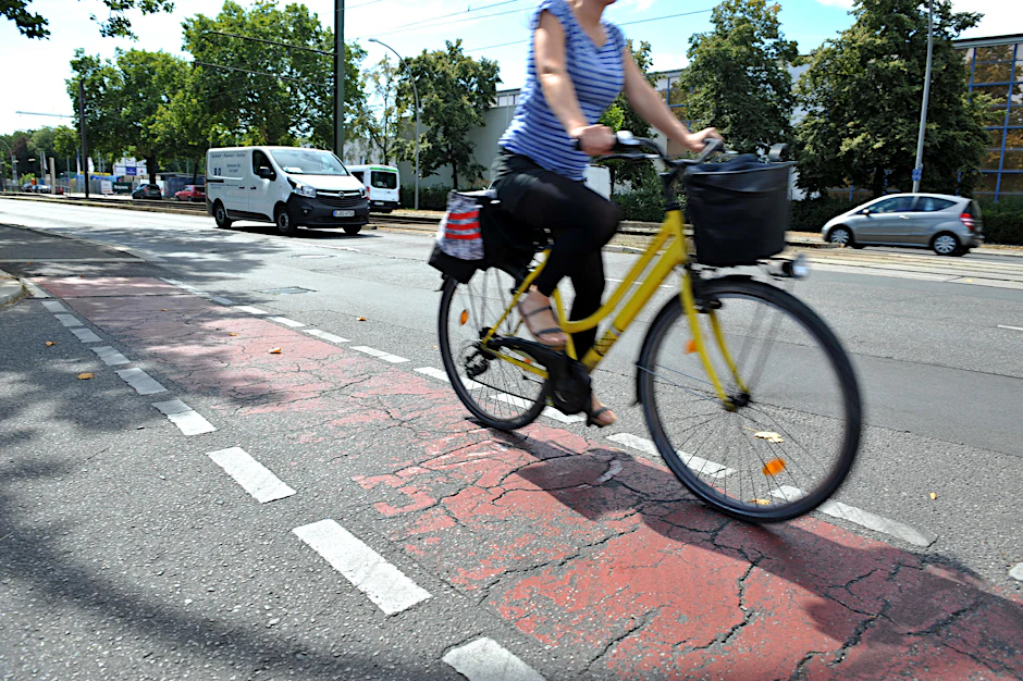 Risse durchziehen den Radweg an der Indira-Gandhi-Straße.
