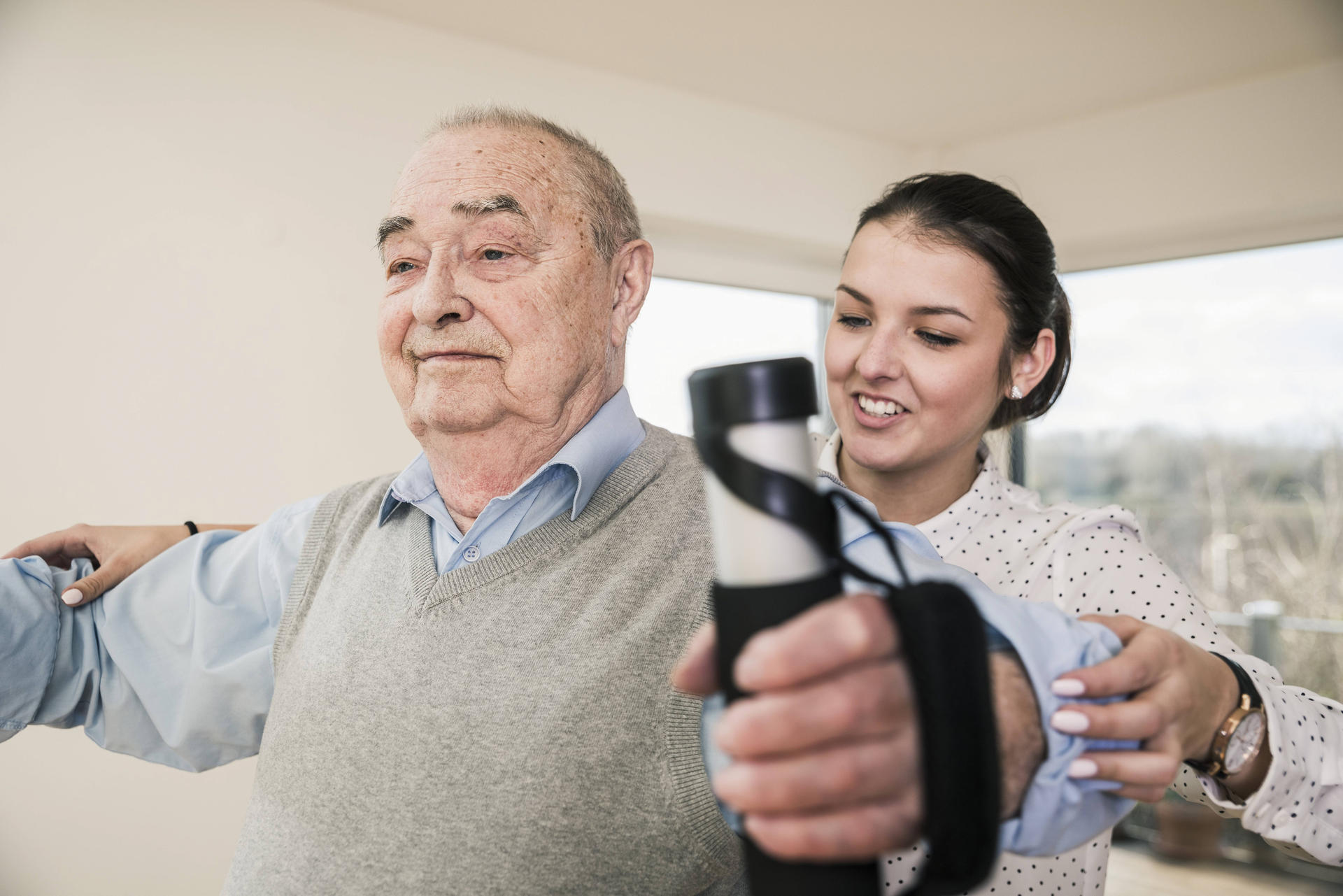 Eine Betreuerin hilft einem Patienten bei seinen Übungen: Echte medizinische Maßnahmen dürfen die Hilfskräfte aber nicht übernehmen.