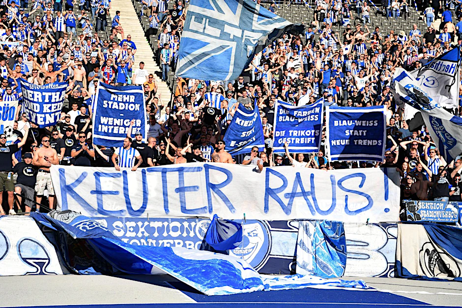 Fans von Hertha fordern erneut den Rücktritt von Kommunikationschef Paul Keuter.