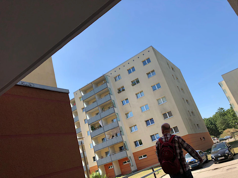 Blick auf das Haus, in dem Magomed-Ali C. in der dritten Etage wohnt. Im Viertel gibt es auch ein Wohnheim für Obdachlose und Flüchtlinge.