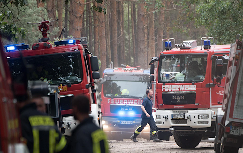 Löschfahrzeuge der Feuerwehr stehen in einem Waldstück bei Treuenbrietzen. Etwa 350 Feuerwehrleute sind noch zur Bekämpfung von Glutnestern der Waldbrände im Einsatz.