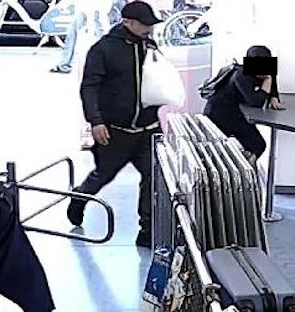 Beim Überfall auf "Pfennigland" am 14. Juni 2018 gegen 19.30 Uhr betrat der Abgebildete das Geschäft in der Badstraße, bedrohte die damals 54 Jahre alte Mitarbeiterin mit einem Messer und hebelte die Ladenkasse auf.