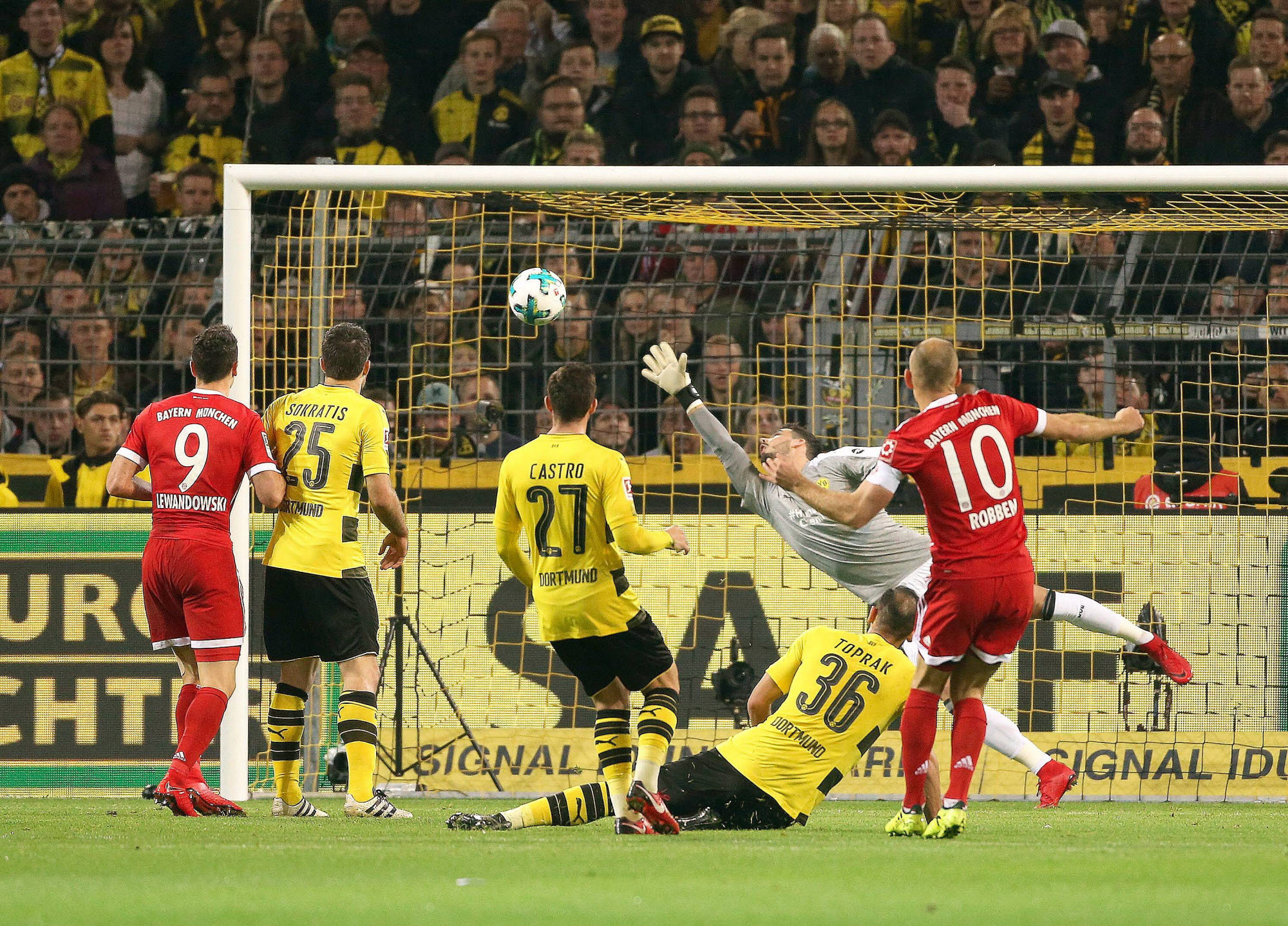 Image - Bundesliga-Serie, Teil 2: Alter Mann liebt fiese Masche