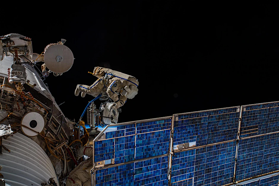 Bei einem knapp siebenstündigen Einsatz bringen Kosmonauten eine Antenne an der Außenhülle der ISS an, die entscheidend für das Icarus-Projekt ist.