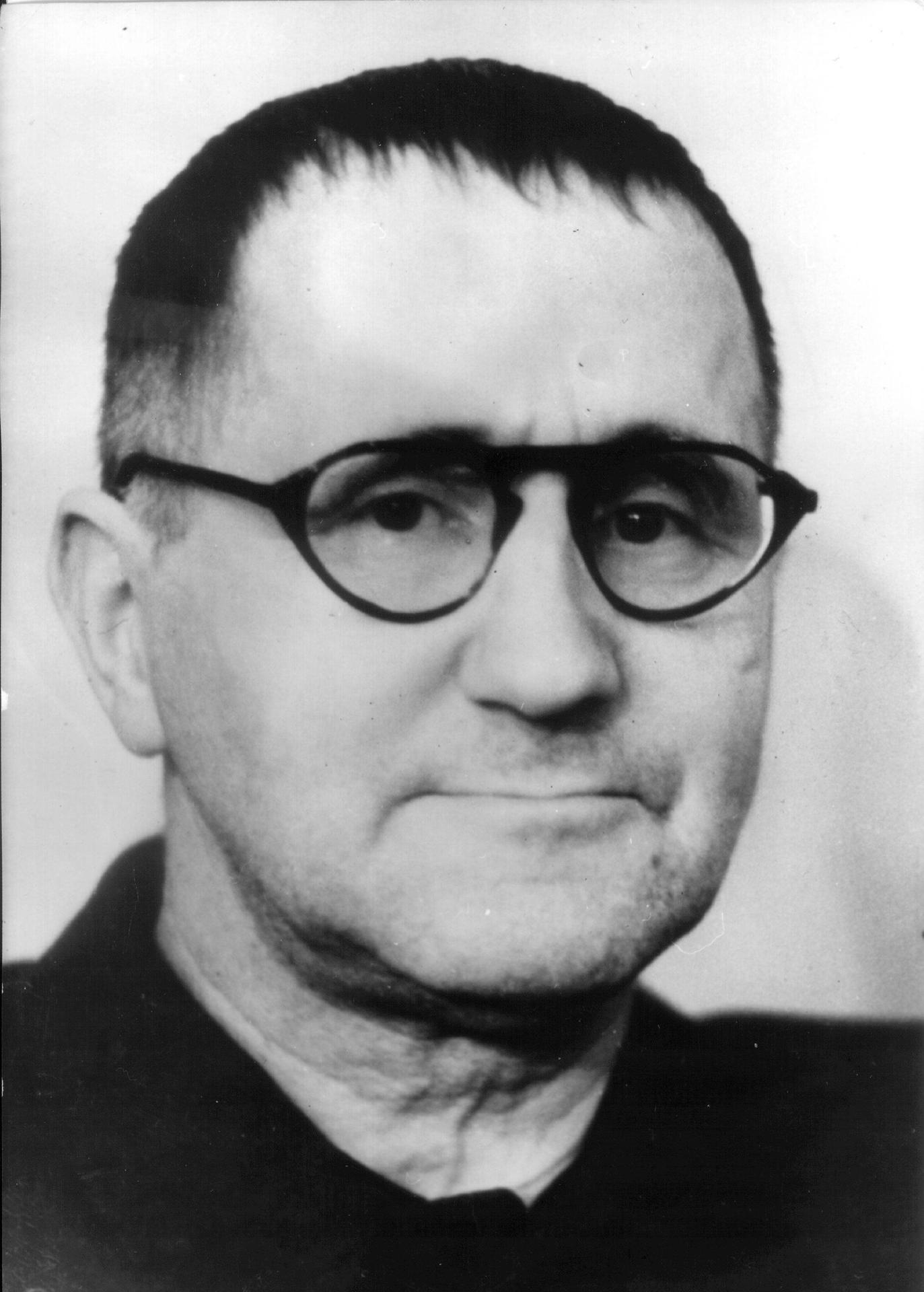 Der Dramatiker Bertolt Brecht (1898-1956) wohnte nach der Rückkehr aus dem Exil mit seiner Frau Helene Weigel in dem Haus an der Berliner Allee.