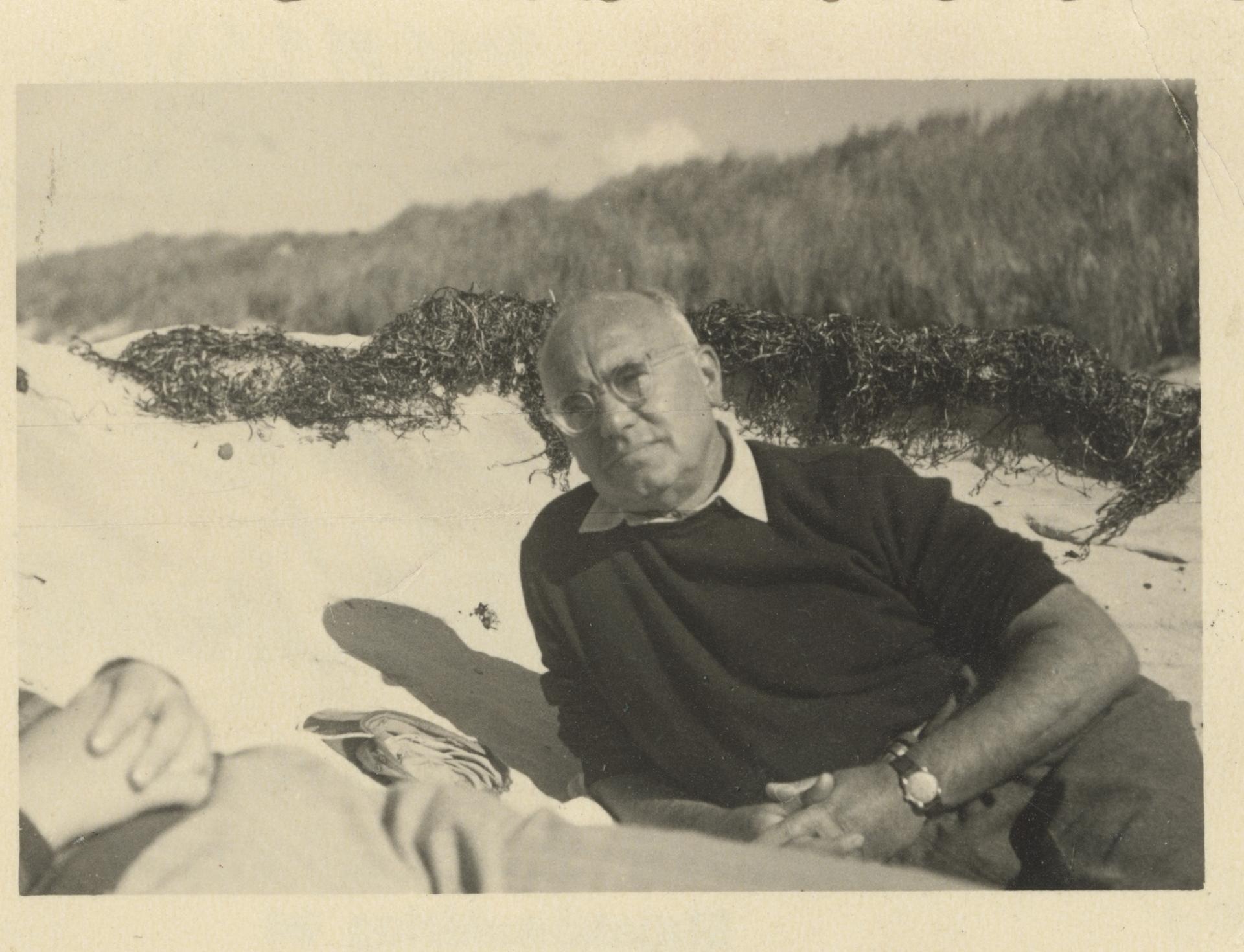 Johannes  R. Becher (1891-1958) setzte sich dafür ein, dass Ahrenshoop „Bad der Intelligenz“ wurde. Er mochte den Strand. Angeblich hatte er im Badeort eine Liebschaft. 