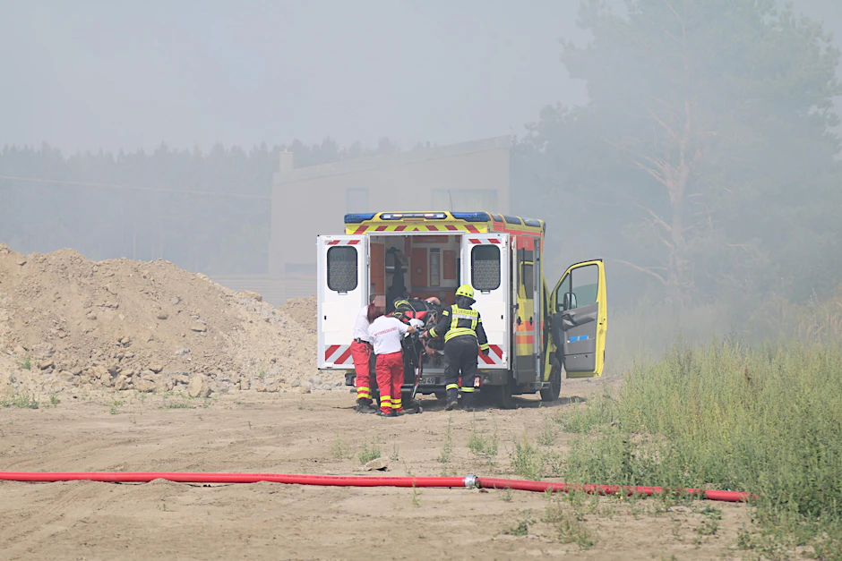 Ein verletzter Feuerwehrmann wird abtransportiert.