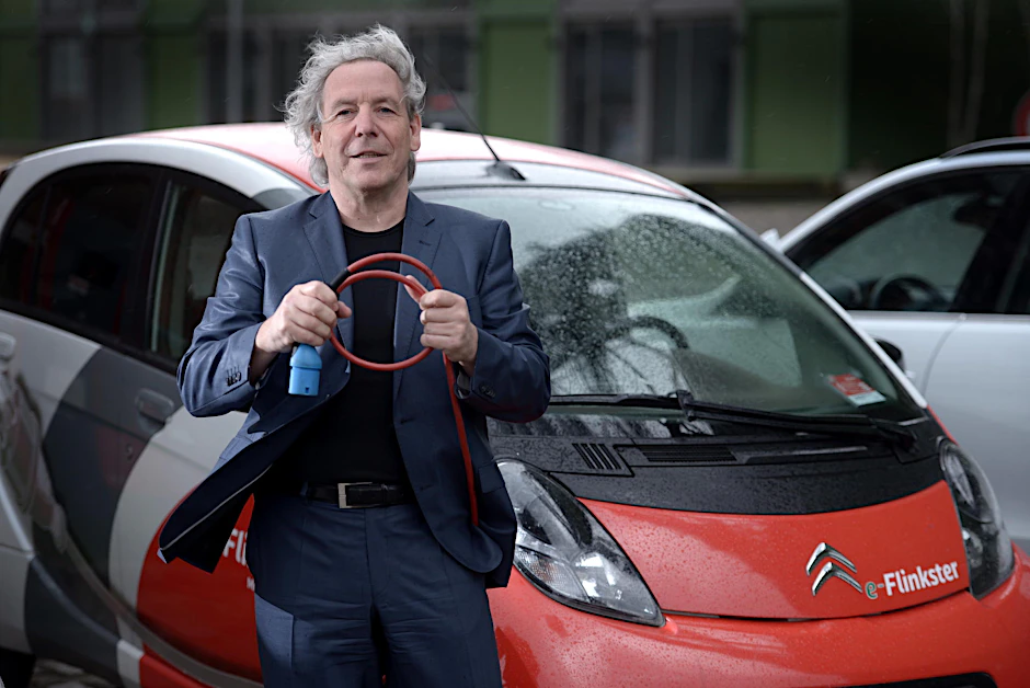 Wenn er Auto fährt, dann elektrisch: Andreas Knie an der Ladesäule. Autos müssen wirtschaftlicher genutzt werden, sagt der Forscher. 
