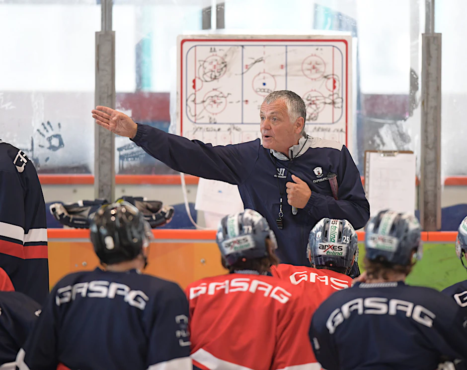 Trainer Clément Jodoin trimmt seine Eisbären vor der Taktik-Tafel.