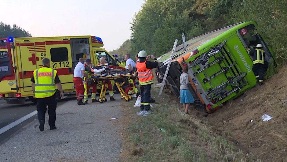 Viele Insassen wurden bei dem spektakulären Busunfall am Freitag auf dem Weg nach Berlin verletzt.