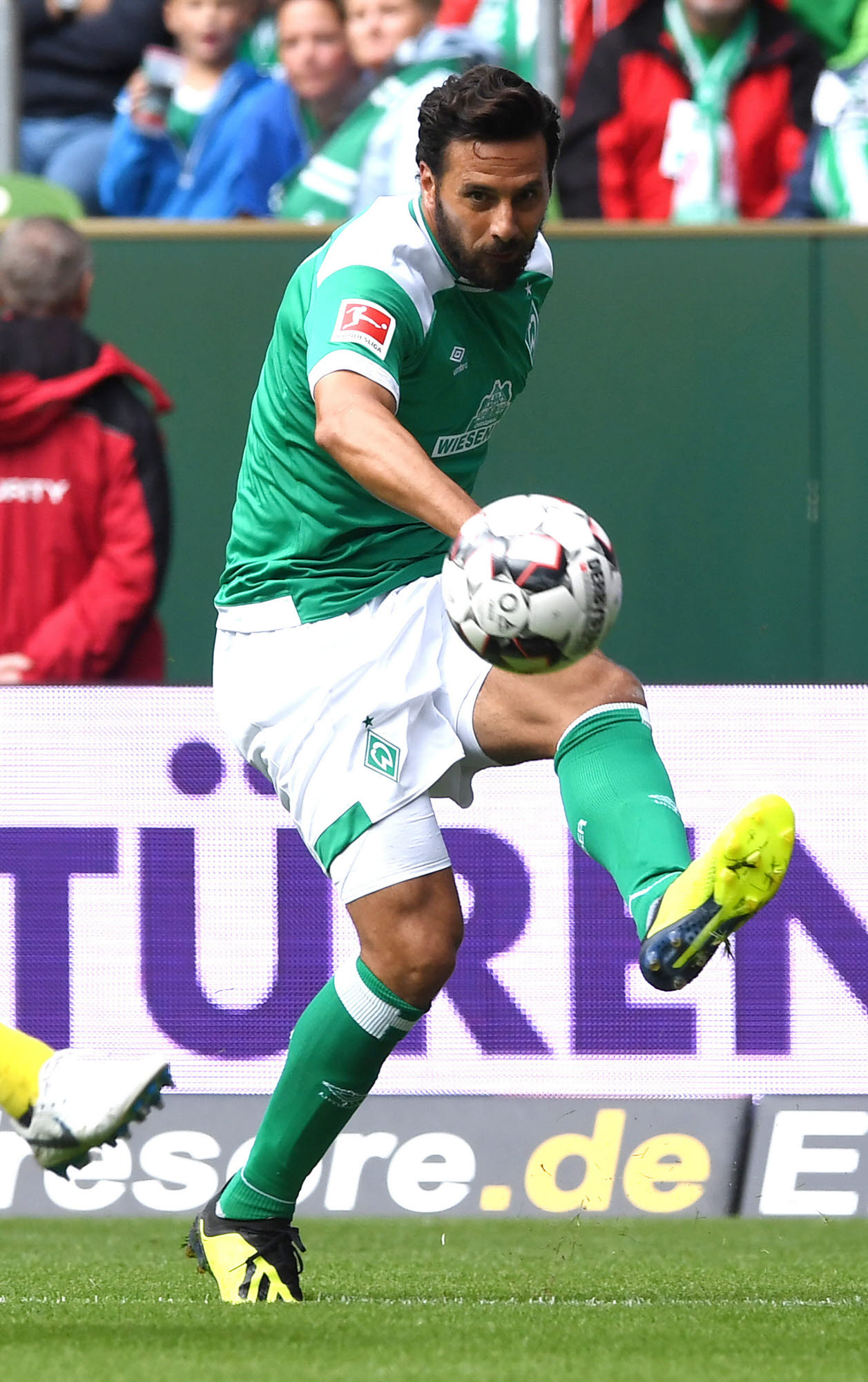 Claudio Pizarro hat auch mit 39 Jahren den Ball genau im Blick und weiß, wo das Tor steht.