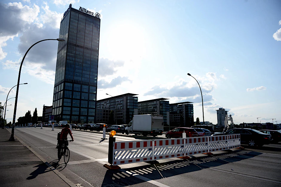 Die Elsenbrücke: In Richtung Ostkreuz ist sie gesperrt, auf der anderen Fahrbahn staut sich der Verkehr.