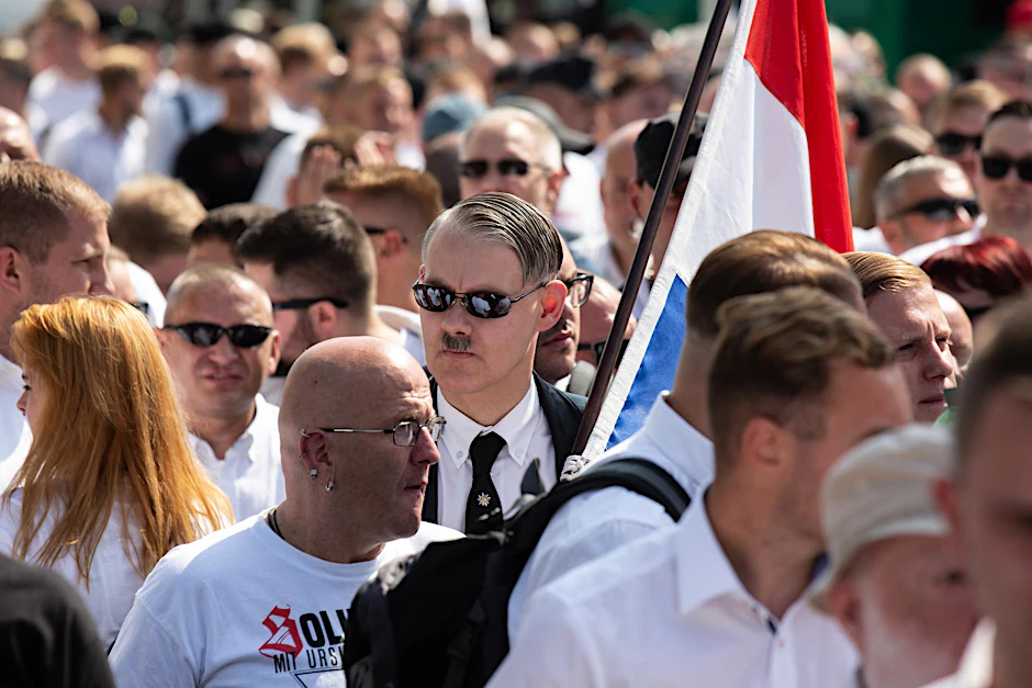 Ein Teilnehmer der Neonazi-Demo in Friedrichshain. 