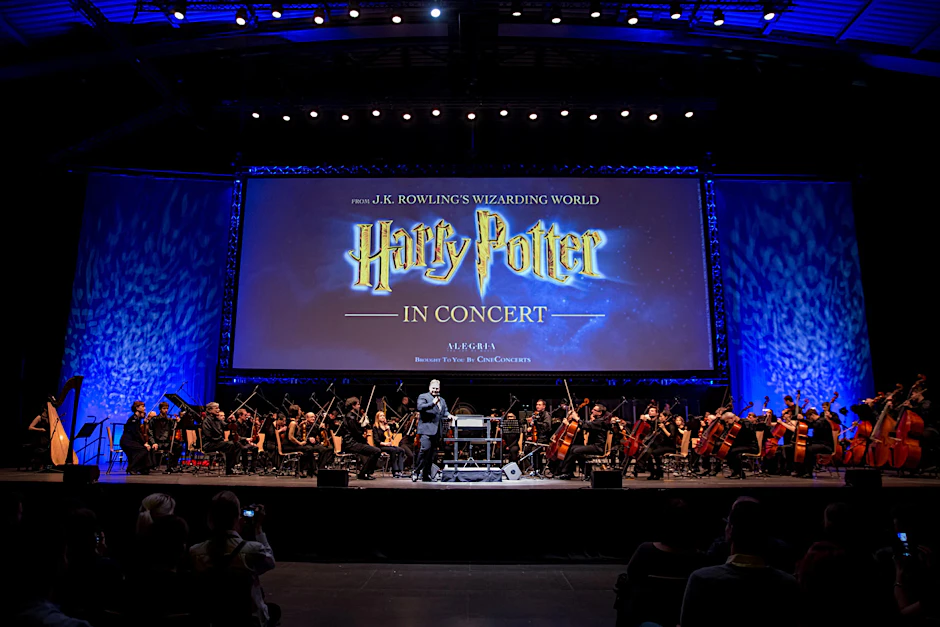Im zweiten Teil der Film-Saga muss sich Harry Potter erneut seinem Feind Voldemort stellen. Besonders dramatisch wird es mit der live eingespielten Filmmusik. 