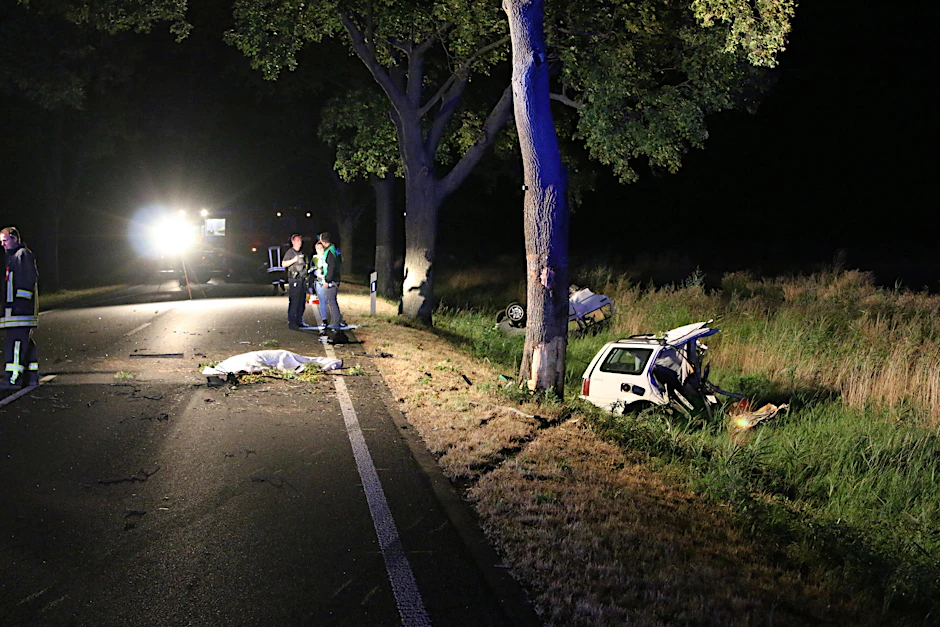 Der Unfallort an der B1 wird für die Einsatzkräfte ausgeleuchtet. 