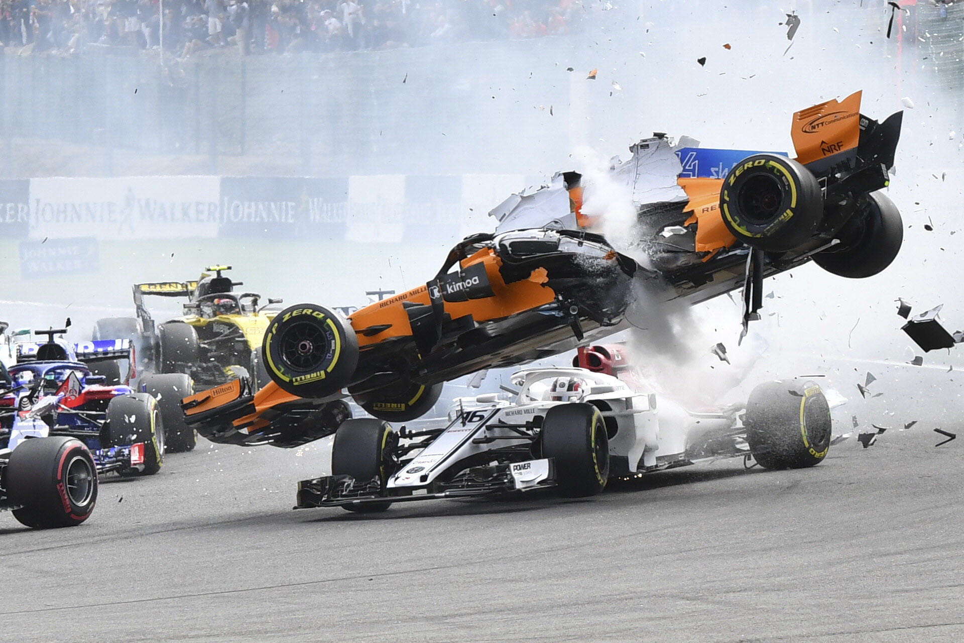 ... über Charles Leclerc im Sauber schwebt und dann zurück auf die Piste kracht.