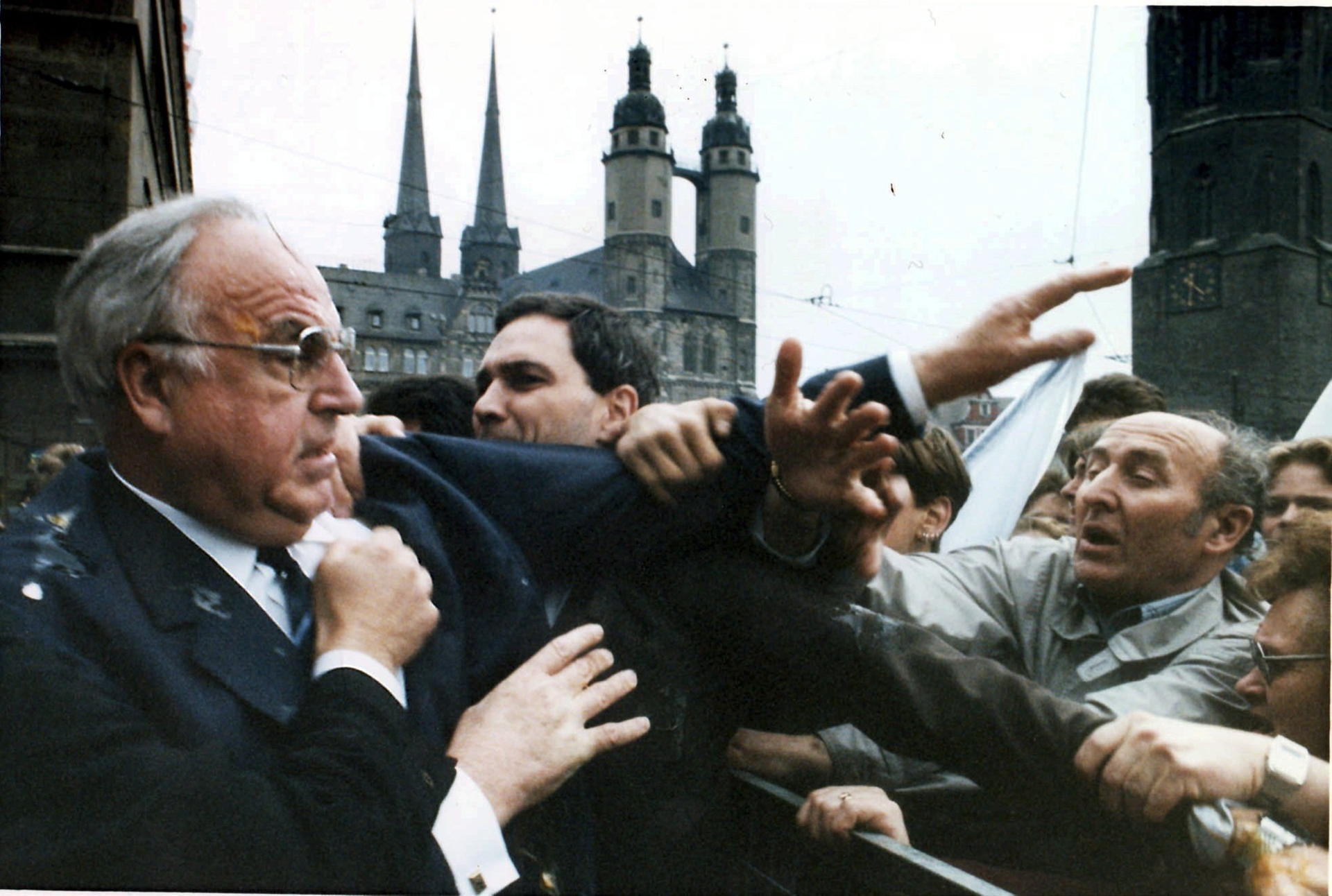 Wut auf der Straße. Helmut Kohl 1991 in Halle. 