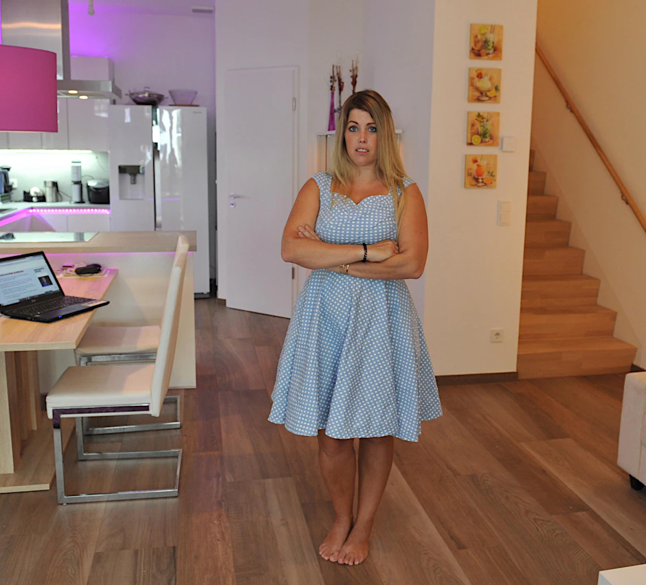 Sarah Plack in ihrer Wohnung, in der Reiner K. hauste.