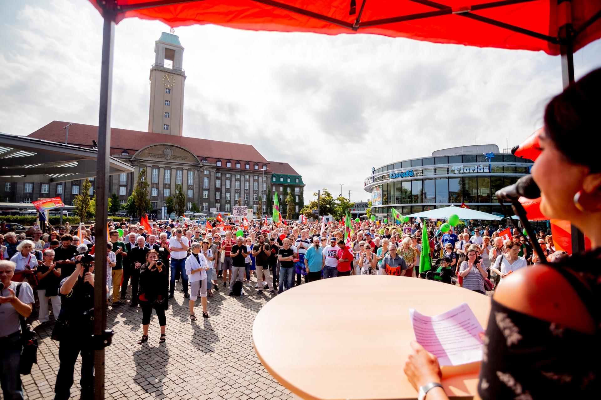 Zu der Kundgebung "Verantwortung für die Vergangenheit übernehmen für Gegenwart und Zukunft" wurde vom Bündnis für ein weltoffenes und tolerantes Berlin aufgerufen.