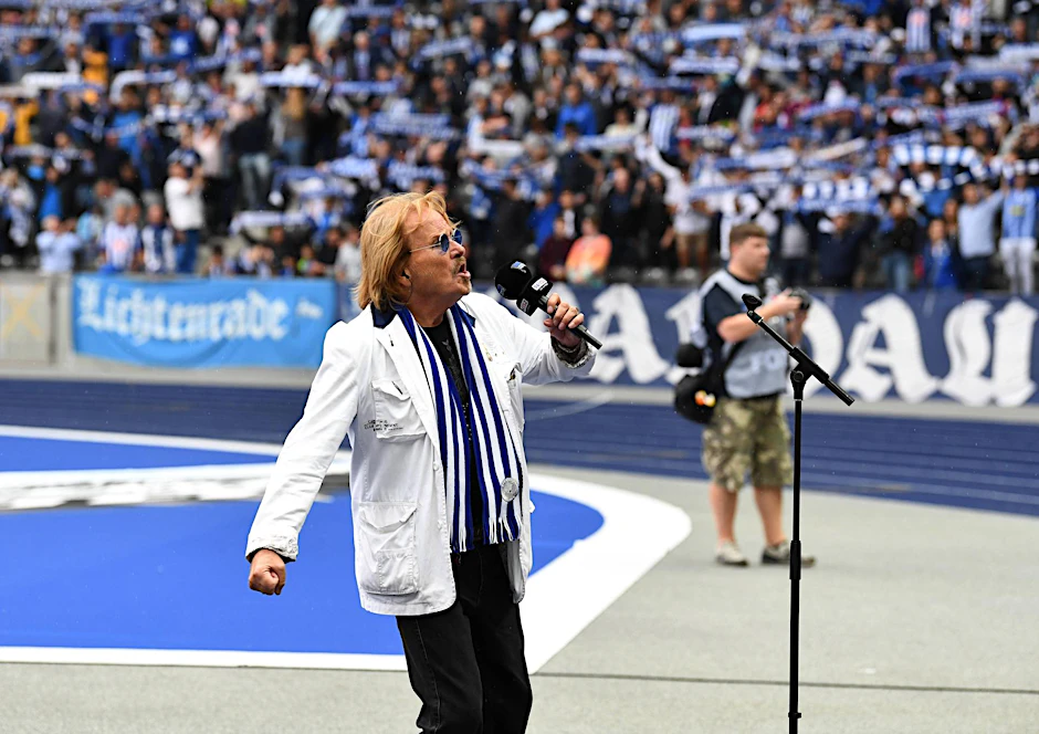 Frank Zander sang vor dem Spiel gegen Nürnberg die Hertha-Hymne "Nur nach Hause gehen wir nicht". 