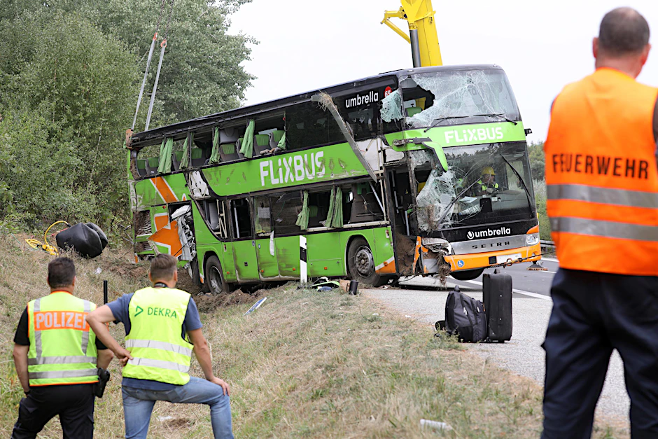 Mittels Kran wurde der beschädigte Reisebus von der Feuerwehr wieder auf seine Räder gehoben.