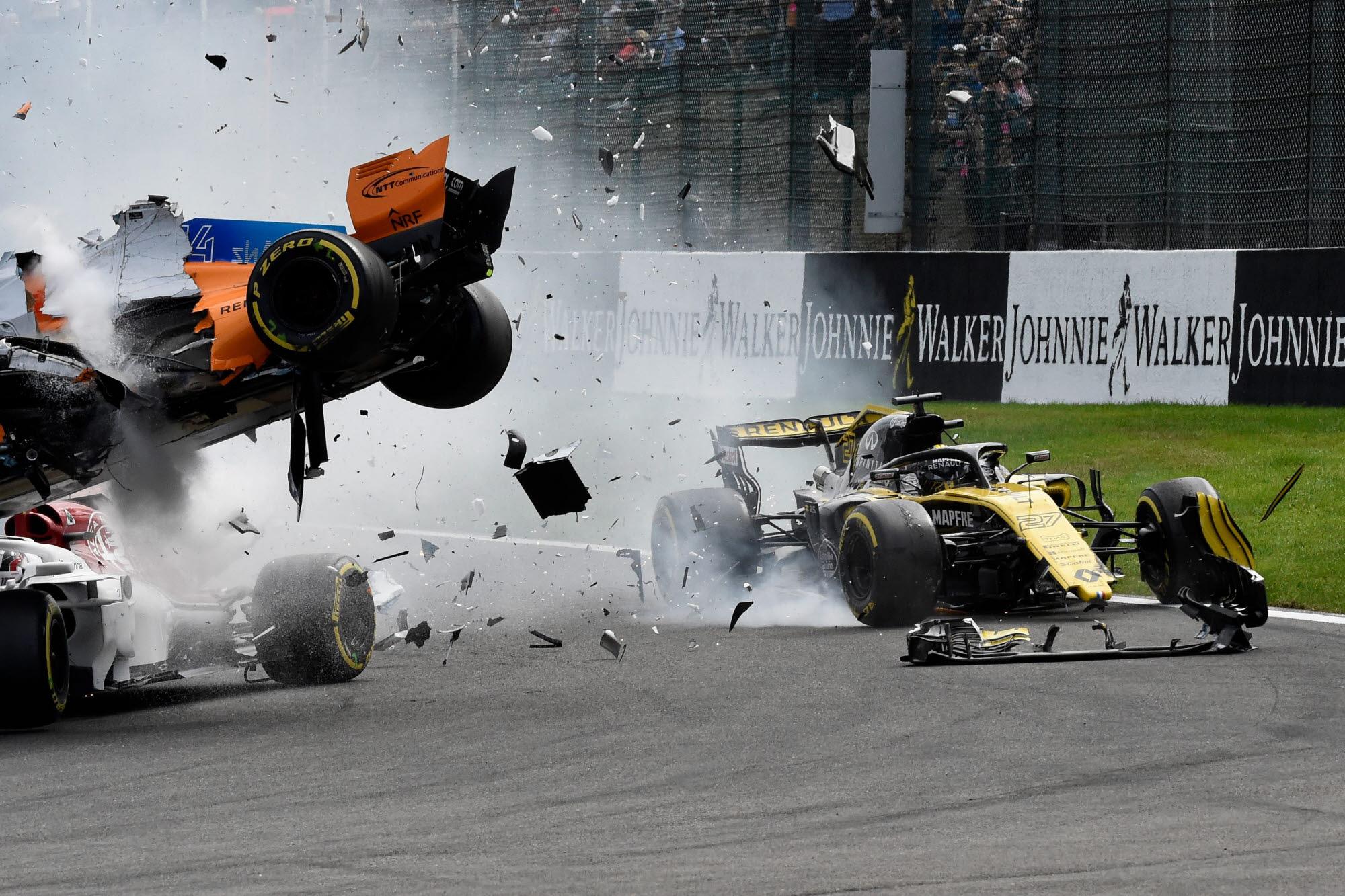 Nico Hülkenbwerg knallt ins Heck von Fernado Alonsos McLaren, der abhebt ...