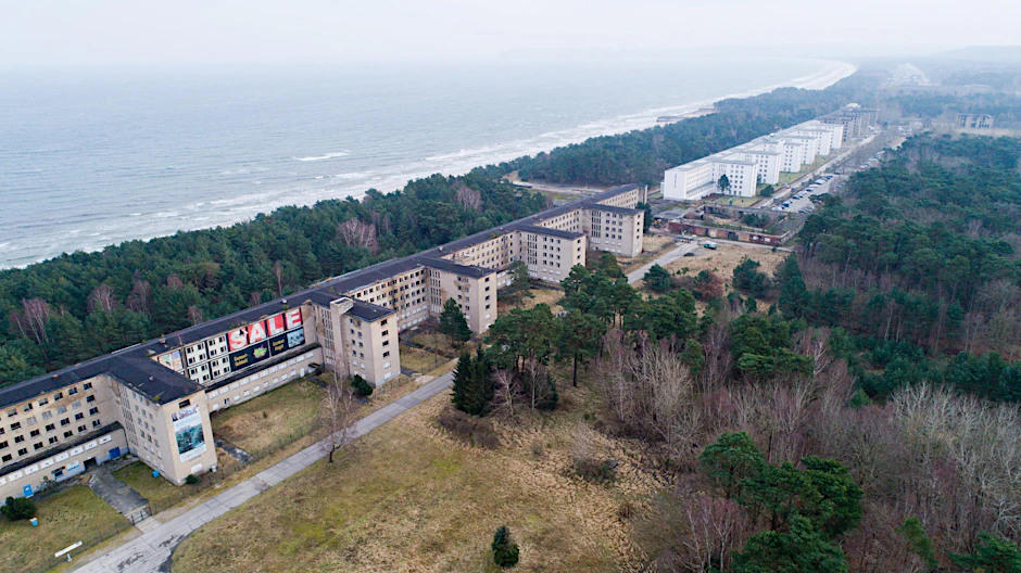 Über eine Länge von 2,5 Kilometer ziehen sich die fünf Blöcke von Prora auf der Ostseeinsel Rügen.