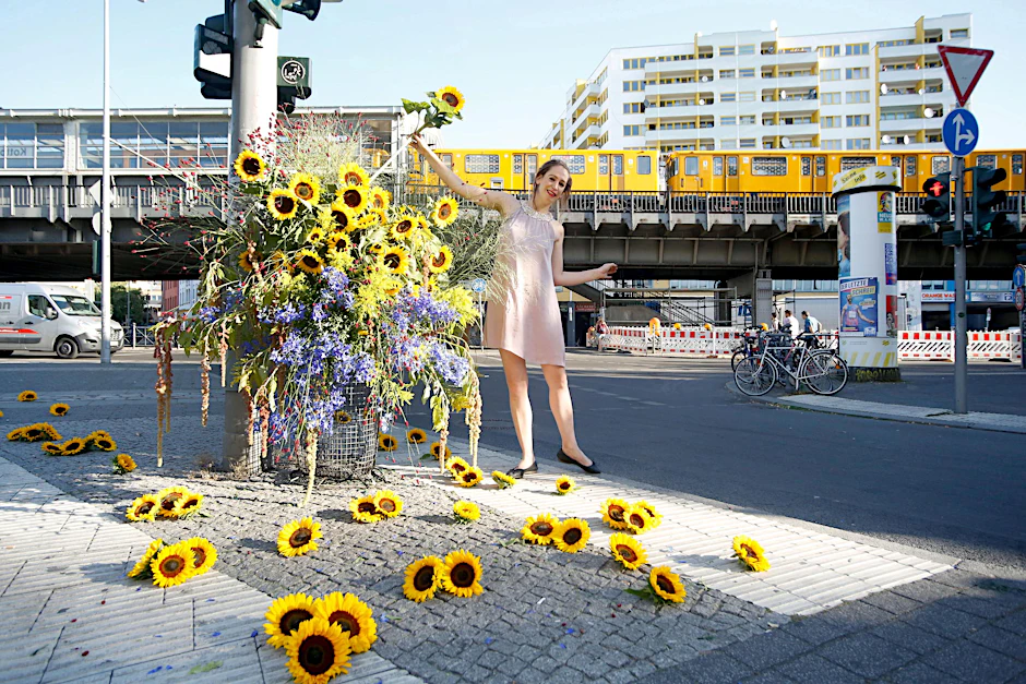 Fertig! Mona Isabelle steckt die letzte Blume in ihren Riesenstrauß, dann ist das blühende Werk vollendet. 