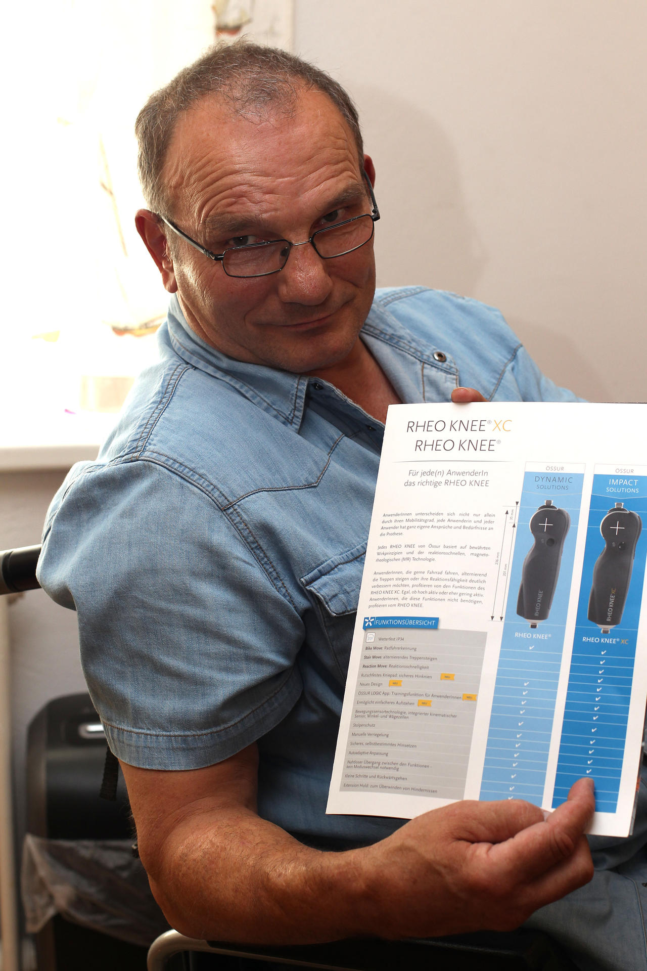 Dietmar Glombitza zeigt  die Prothese  im Prospekt,  die er benötigt.
