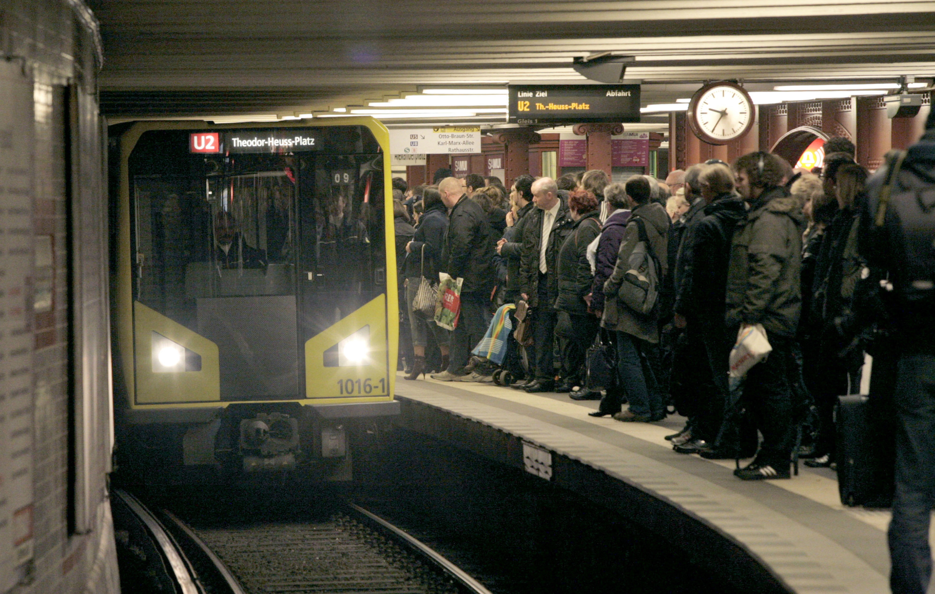 Image - U-Bahnlinie 2 in Berlin: Im Feierabendverkehr gibt es massive Überfüllung
