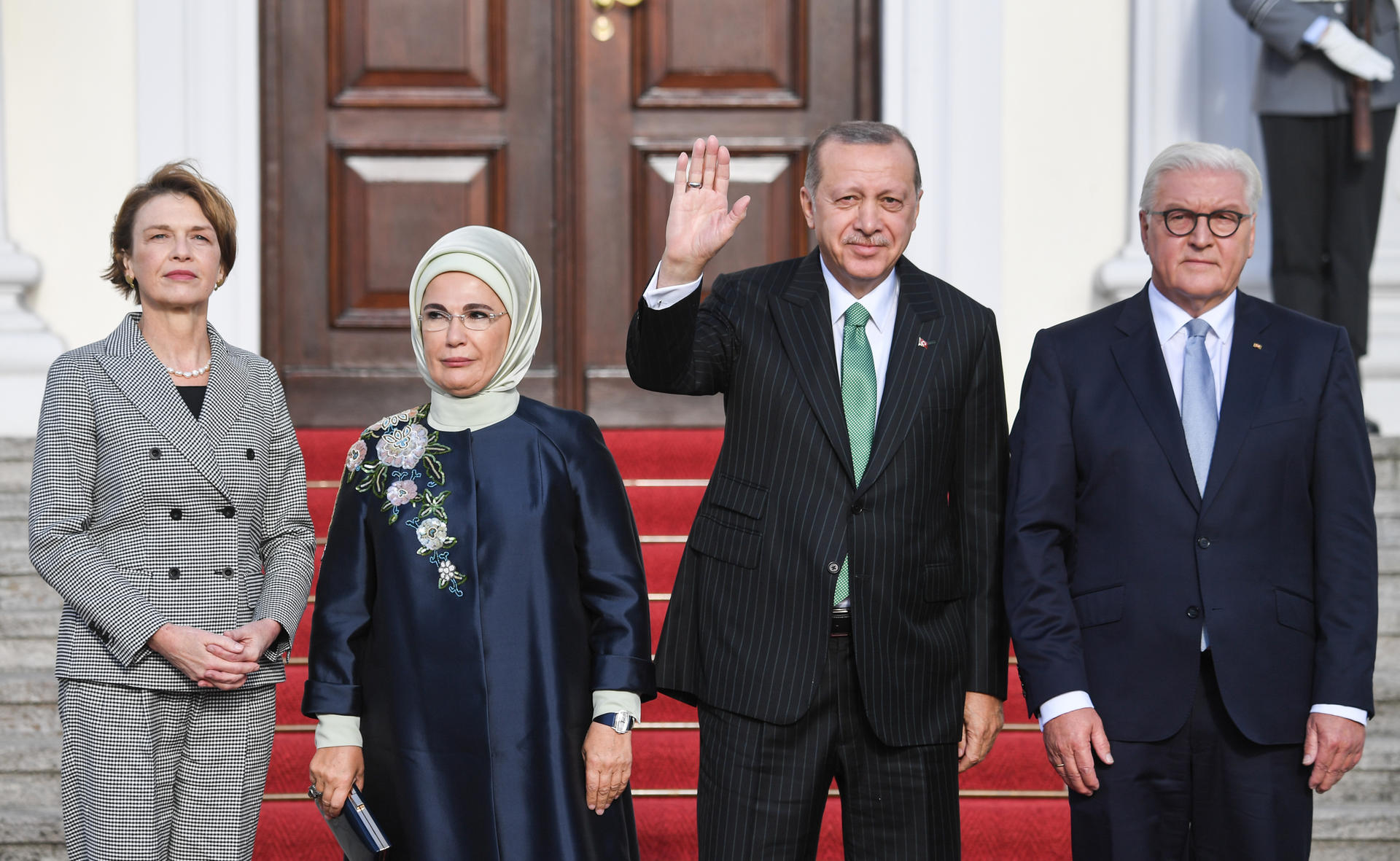 Bundespräsident Frank-Walter Steinmeier (r) und seine seine Frau Elke Büdenbender (l) begrüßen Recep Tayyip Erdogan, Präsident der Türkei, und seine Frau Emine Erdogan vor Schloss Bellevue. 