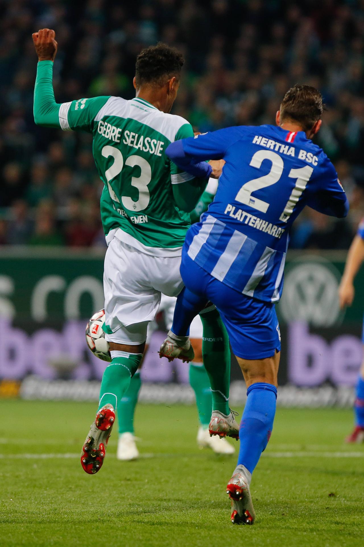 Der fünfte Elfmeter war eine klare Sache: Marvin Plattenhardt trifft Bremens Theodor Gebre Selassie. 