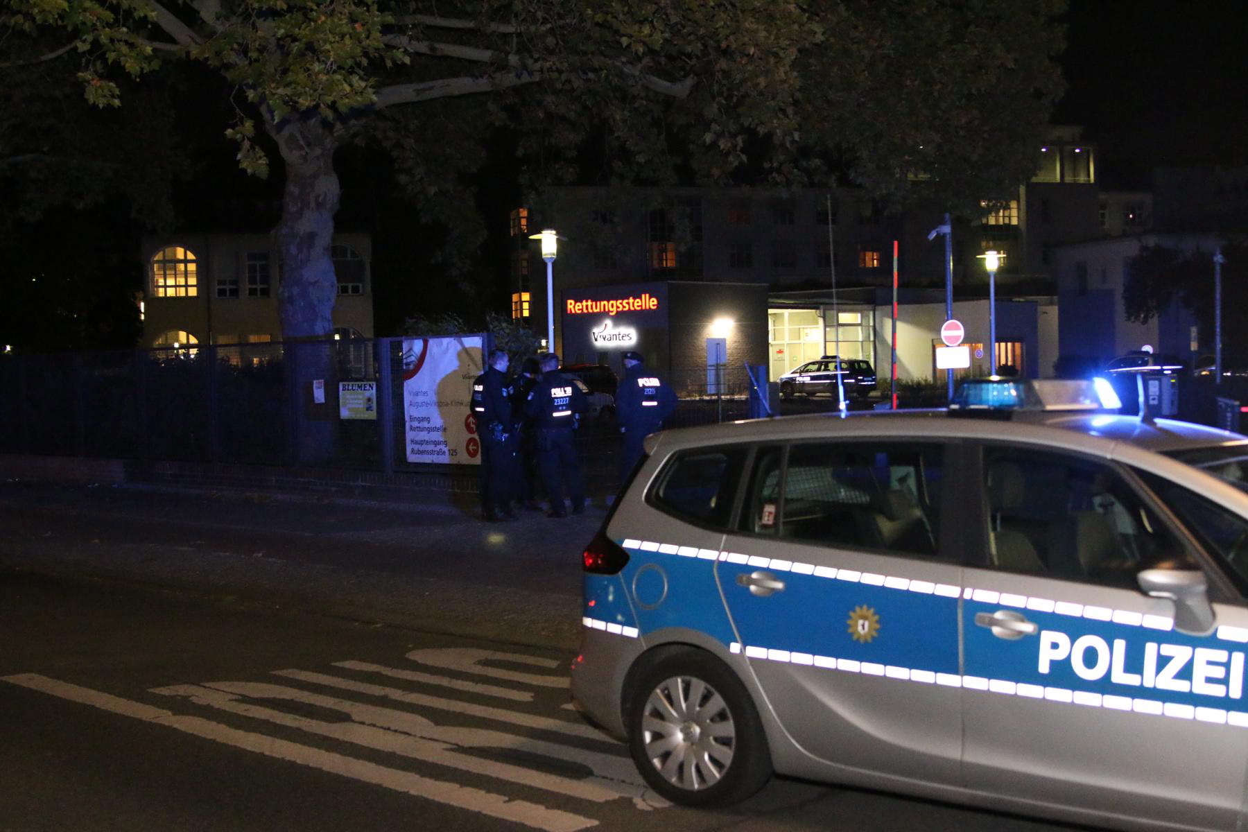 Der Eingang der Notaufnahme wurde von Polizisten überwacht.  