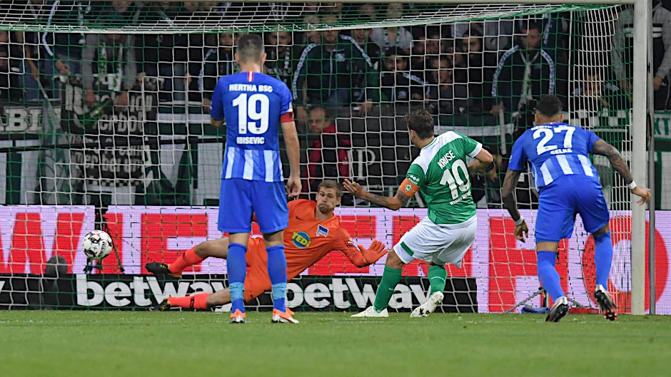 Bremens Max Kruse verwandelt sicher gegen Ersatz-Torhüter Thomas Kraft, der wohl auch gegen die Bayern das Hertha-Tor hütet. 