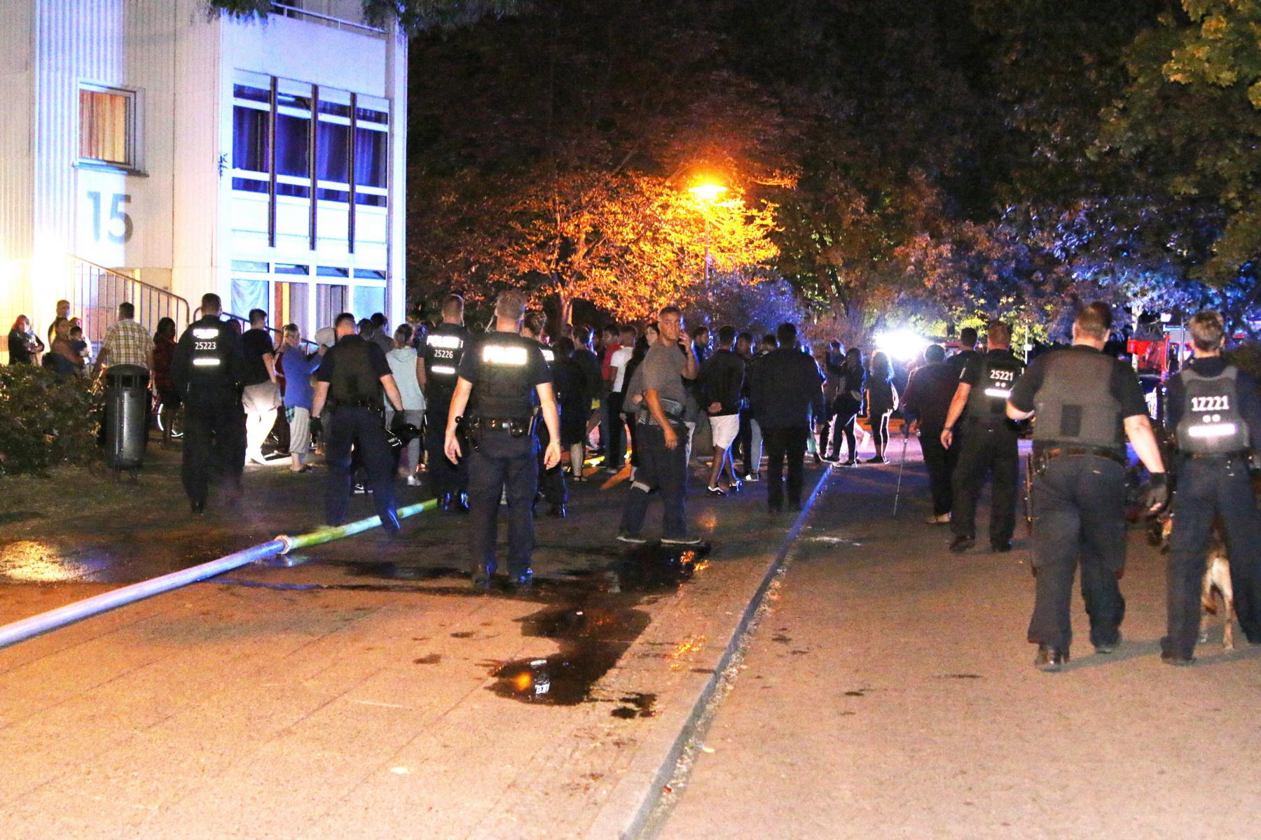 Erst mit zahlreichen Polizeikräften können die Gaffer zurückgedrängt werden.