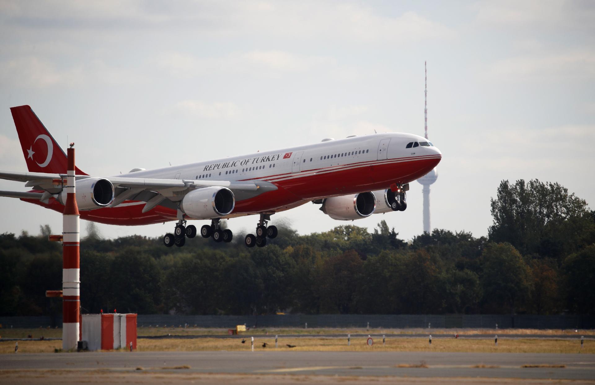 Das Flugzeug mit Erdogan an Bord landet in Tegel.