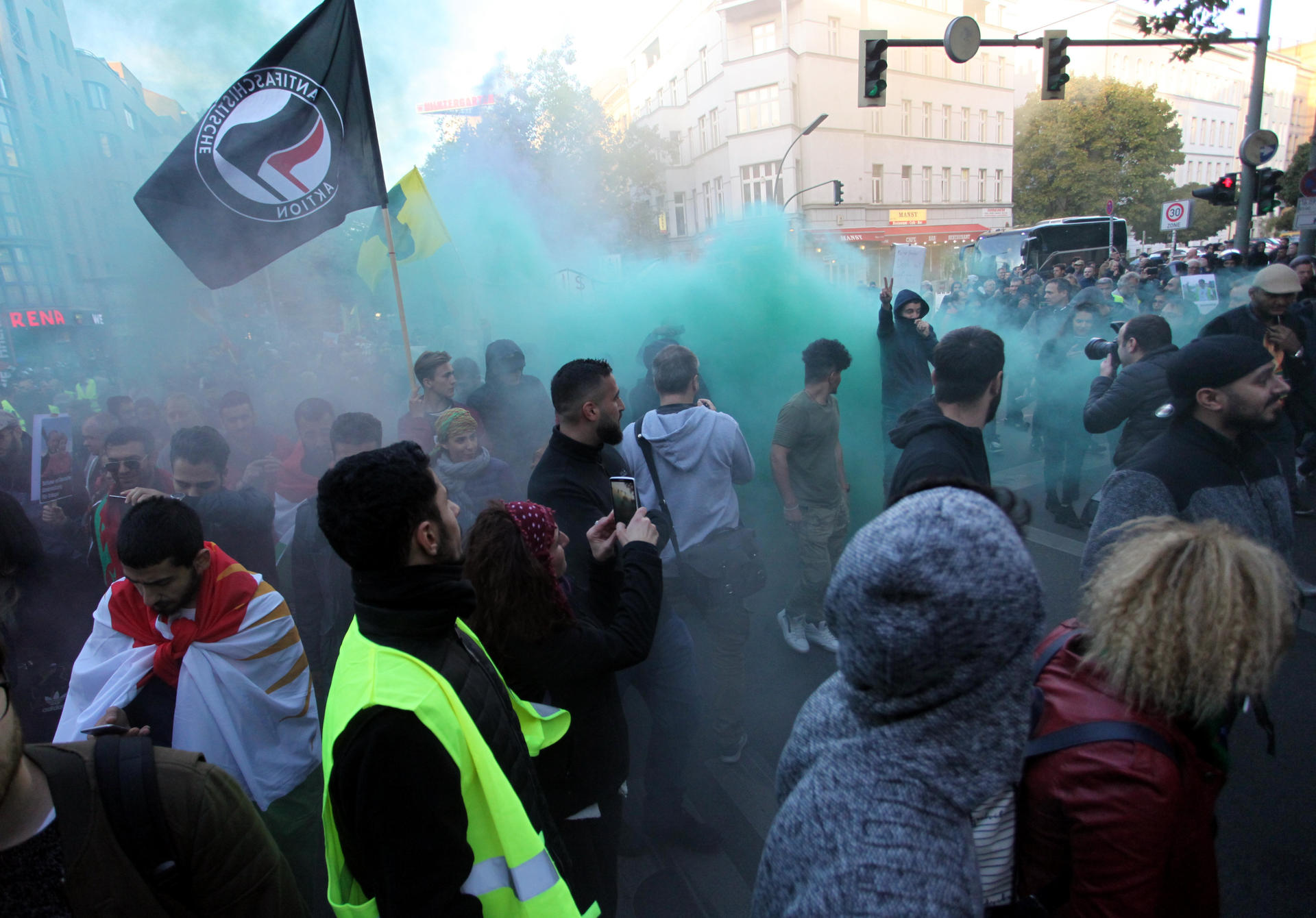 Demonstranten zünden Nebeltöpfe bei der Anti-Erdogan-Demo. 