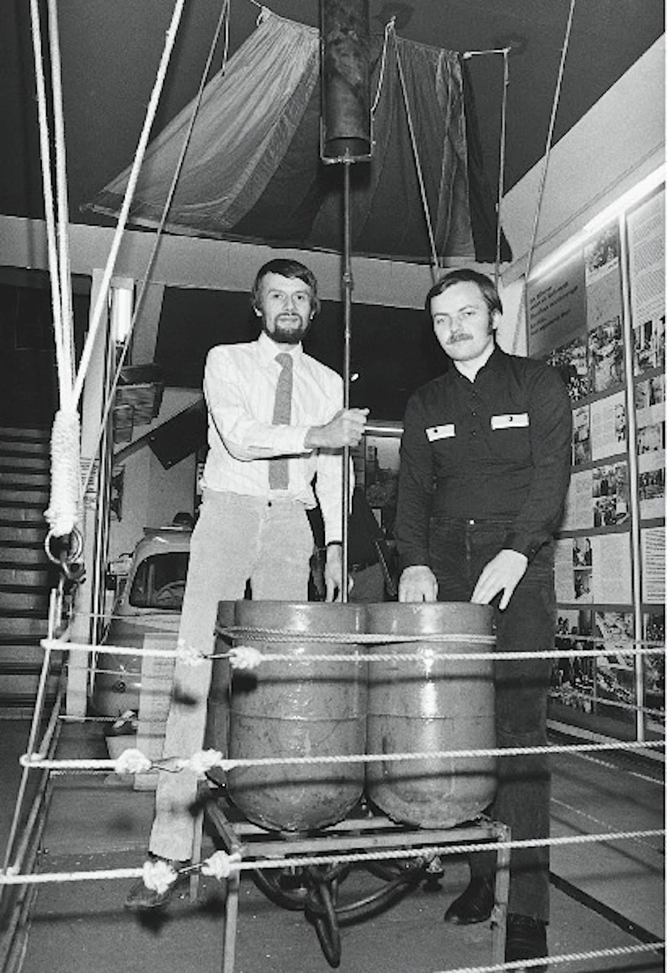Peter Strelzyk (li.) und Günter Wetzel in ihrer Gondel im Mauermuseum.