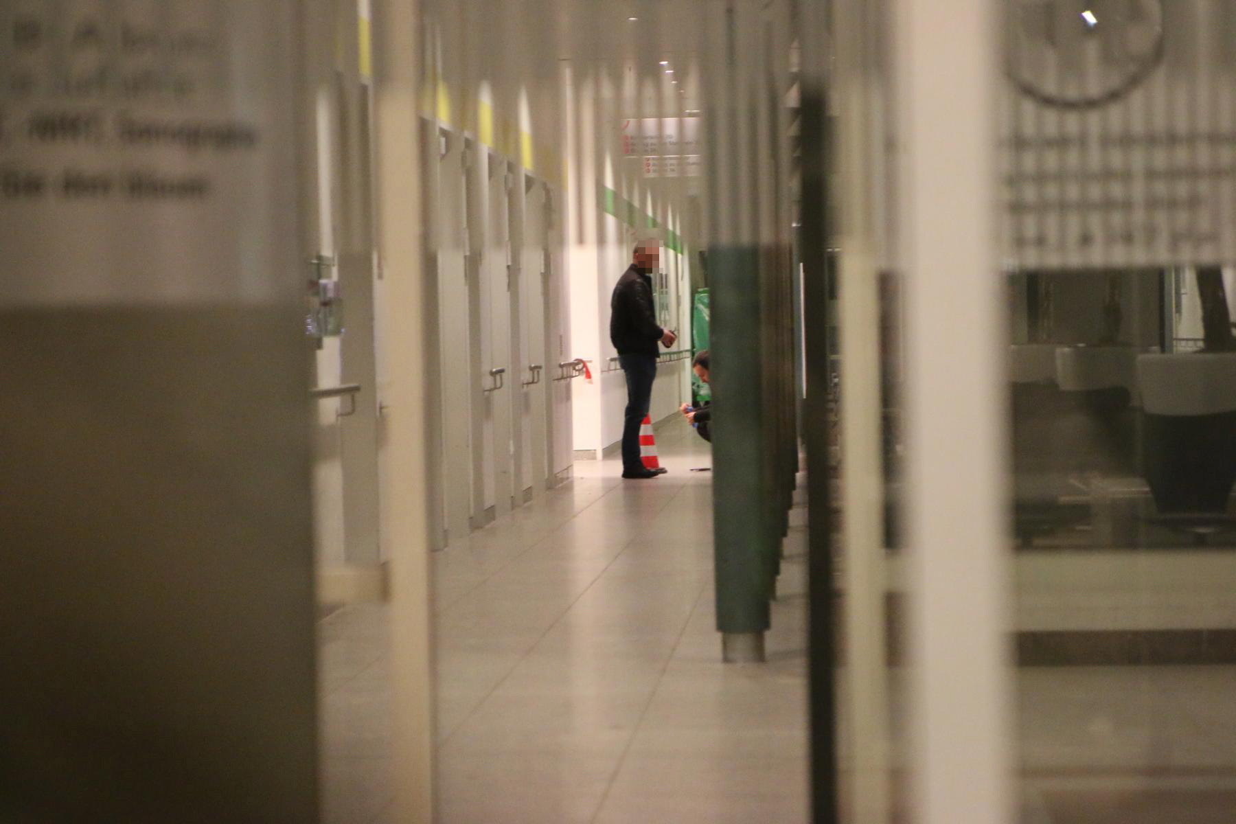 Polizisten sichern Spuren in der Notfallaufnahme. 