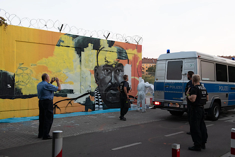 Handwerker übermalen das Wandbild des ermordeten Intensivtäters Nidal R. am Tempelhofer Feld. Die Arbeiten erfolgten unter Polizeischutz.