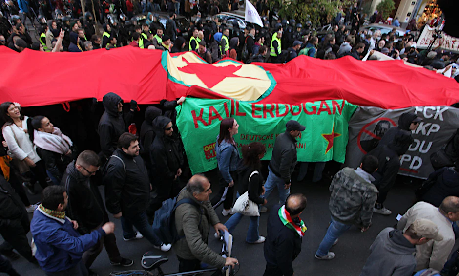 Demonstranten halten eine riesige PKK-Fahne.