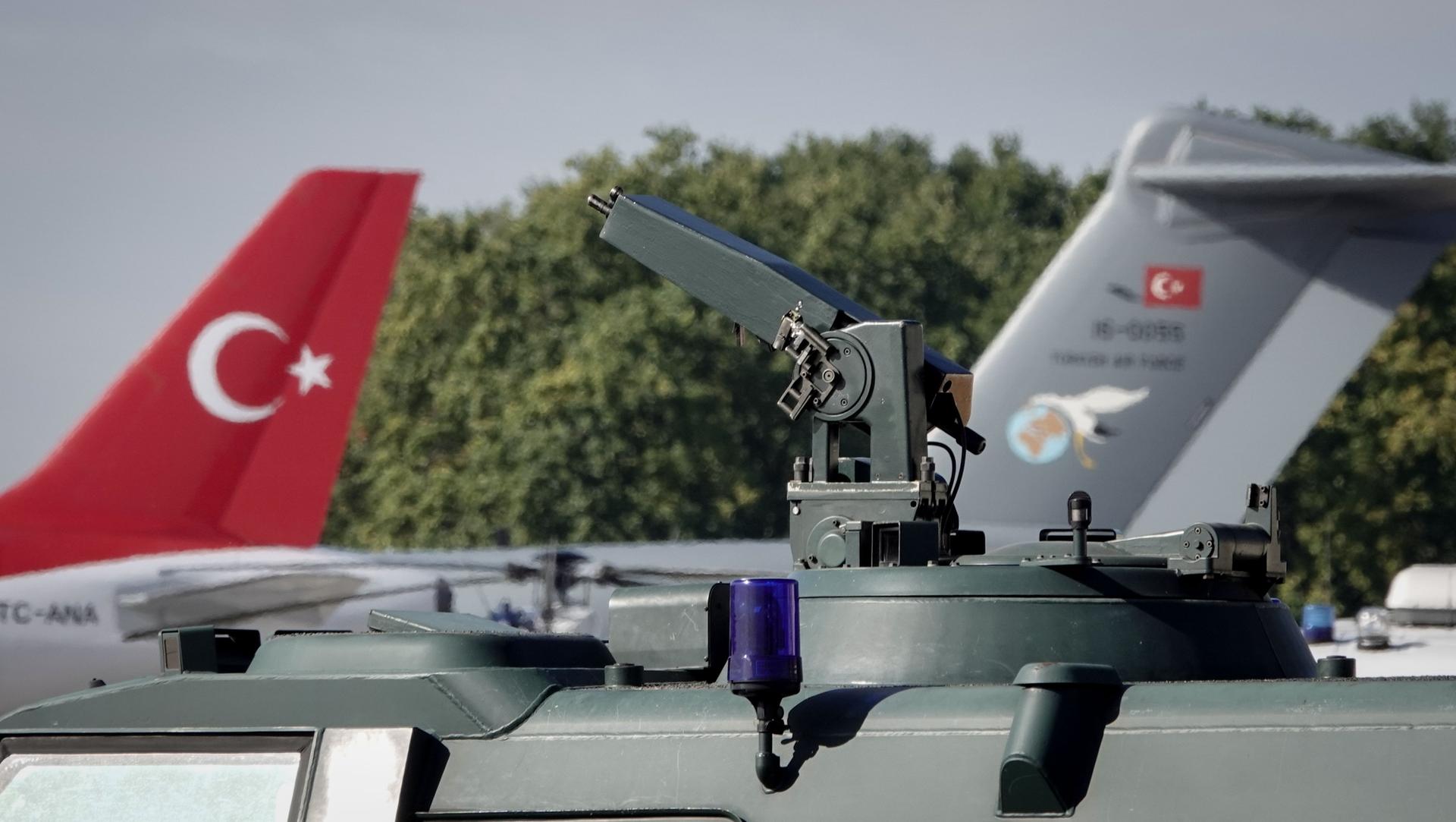 Bundespolizei sichert die Ankunft des türkischen Präsidenten Erdogan in Tegel.